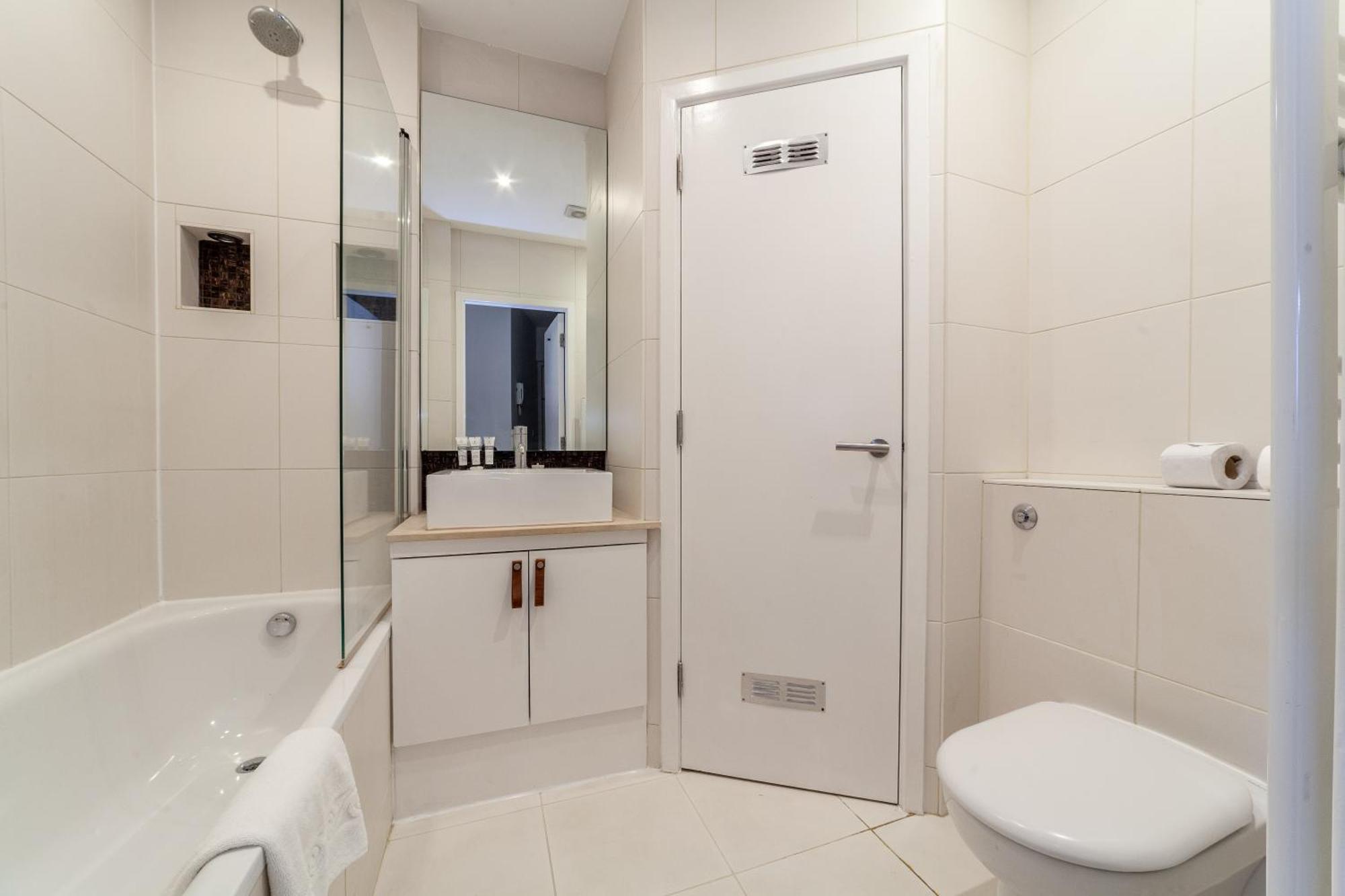Elegance & Chic Design - 2-Bedroom Haven Londen Buitenkant foto
