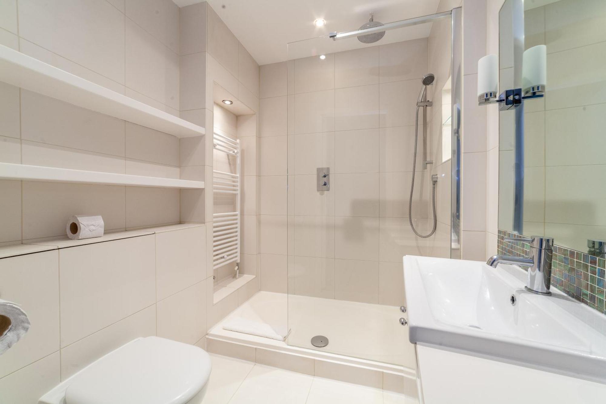 Elegance & Chic Design - 2-Bedroom Haven Londen Buitenkant foto